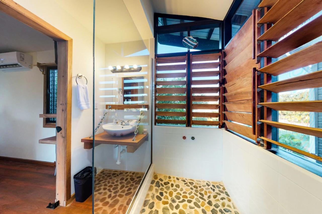 Inn The Trees Cabanas Placencia 외부 사진